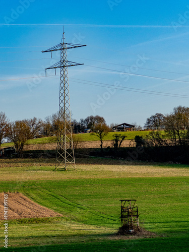 Hoch und Jägersitz in der Nähe eines Strommasten