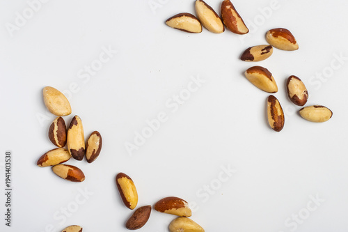 Foto Brazil nuts in large quantities on light background, top view, free space, organic healthy food, natural snack, superfood rich in selenium