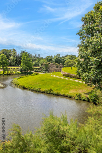 Étang dans le parc municipal face aux ruines du château de Montaigu. 