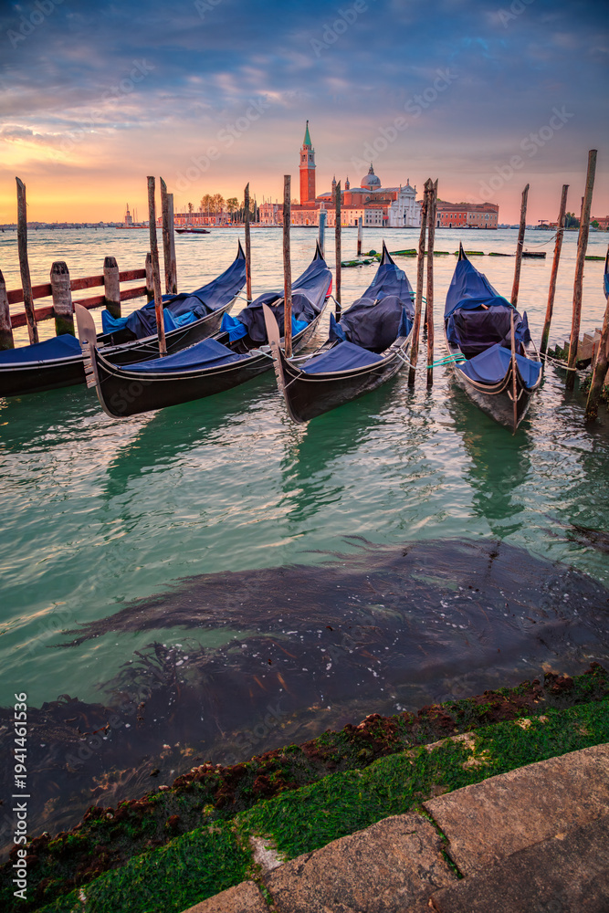 Fototapeta premium Venice, Italy. Cityscape image of Venice, Italy at beautiful spring sunrise.