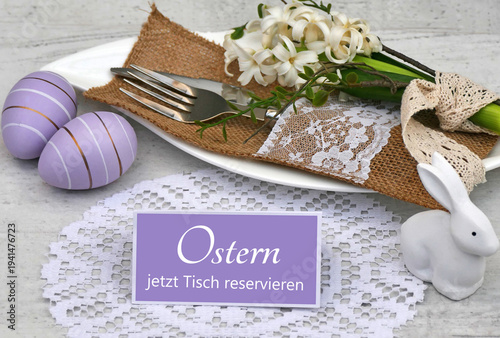 Reservierung: Blumen, Ostereier, Teller und Besteck auf einem Tisch mit dem Text Ostern jetzt Tisch reservieren.
