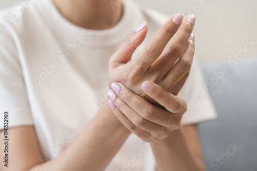 Fotografía Health care and medical concept, rheumatism asian woman hand pain from cramp, trigger finger, wrist pain touching massaging, hand holding ache joint, arthritis inflammation