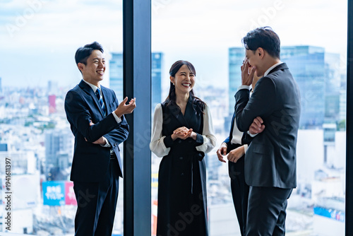 オフィスで会話する日本人ビジネスチーム