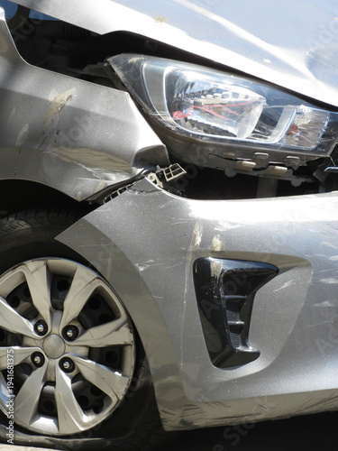 Auto dañado en accidente automovilístico. Foto en formato vertical.