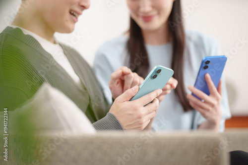 スマホを操作する若い男女