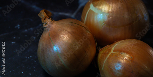 Tableau sur toile Macro Closeup Selective Focus Food Photography: Three Organic Onions, Sharp Deta