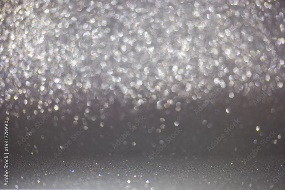 Obraz premium Sparkling lights create a blurry effect in the background during a festive evening event