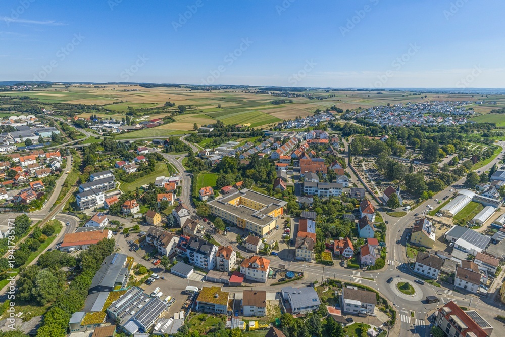 Obraz premium Die Kreisstadt Ehingen an der Donau im Sommer aus der Vogelperspektive