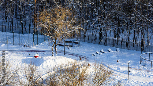Photos panoramic view sunlit snowy playground near park