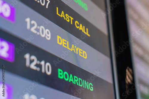 Canvas Print Airport flight information board displaying delayed and boarding status