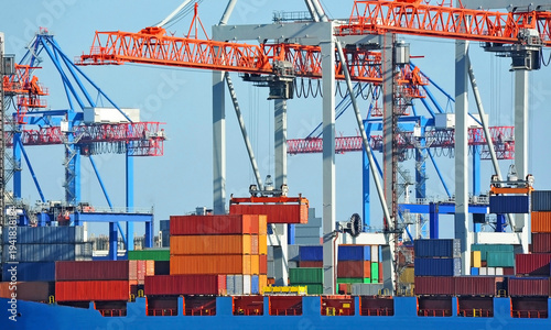 Foto Crane loading container to cargo ship deck