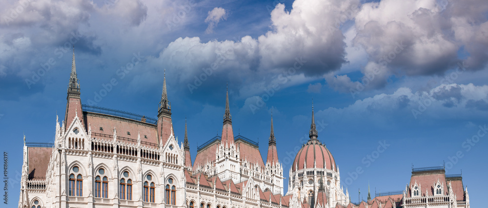 Obraz premium Amazing view of Hungarian Parliament at dusk, Budapest