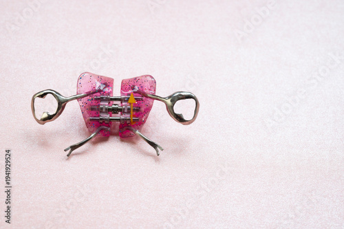 фотографія An orthodontic plate with an orthodontic screw for widening a child's upper jaw