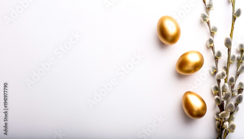Osterkomposition mit goldenen Eiern und Weidenzweigen auf weißem Hintergrund