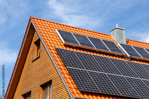 Wallpaper Mural Einfamilienhaus mit Photovoltaikanlage Torontodigital.ca