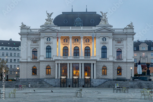 Ansicht Obernhaus in Zürich im Morgengrauen mit stimmiger Beleuchtung, Stadt Zürich, Schweiz.