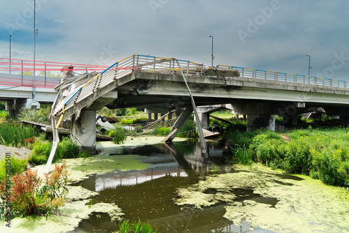 Tableau sur toile A destroyed concrete bridge, a casualty of war and battle, lies collapsed over a