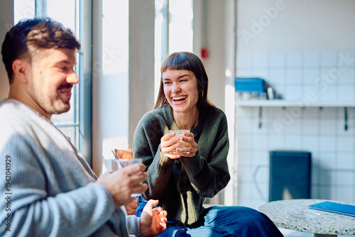 Fotografia Young couple having a joyful conversation and laughing together while enjoying d