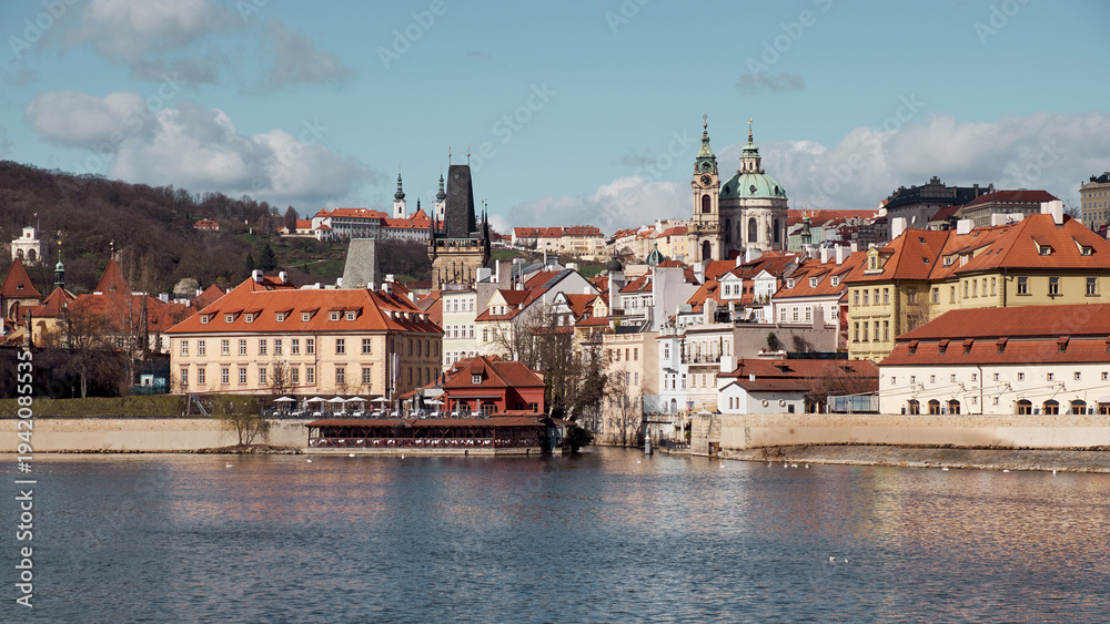 Obraz premium St Nicholas Church and Vltava riverfront in Prague's historic Mala Strana skyline
