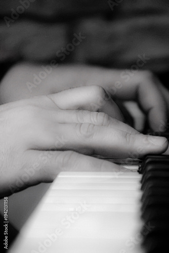 MANOS TOCANDO EL PIANO