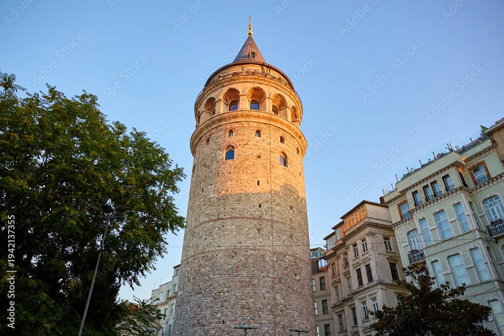 Obraz premium Galata tower at sunrise surrounded by historic architecture