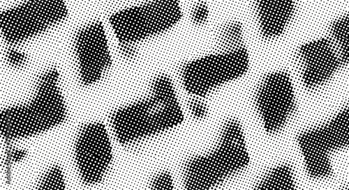 Abstrakcyjny wzór w czerni i bieli z nieregularnymi, rozmazanymi kształtami z efektem półtonu, idealny na tło lub teksturę.