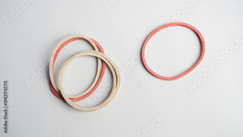 Tableau sur toile A bunch of rubber bands are laying on a white surface