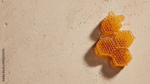 Glistening Honeycomb Cluster on Textured Surface