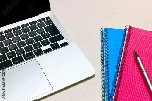 教育イメージ　筆記用具とパソコン