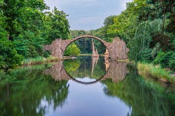 Papier peint photo Le Rakotzbrücke Rakotzbrücke crépuscule doré à Kromlau  © Pawel Pajor