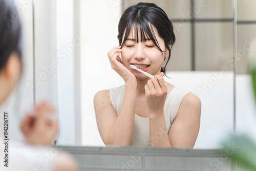 Bild auf Leinwand Young Asian woman suffering from tooth decay, tooth sensitivity and periodontal