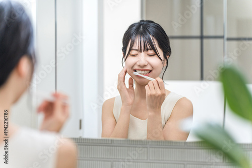 Photos Young Asian woman suffering from tooth decay, tooth sensitivity and periodontal
