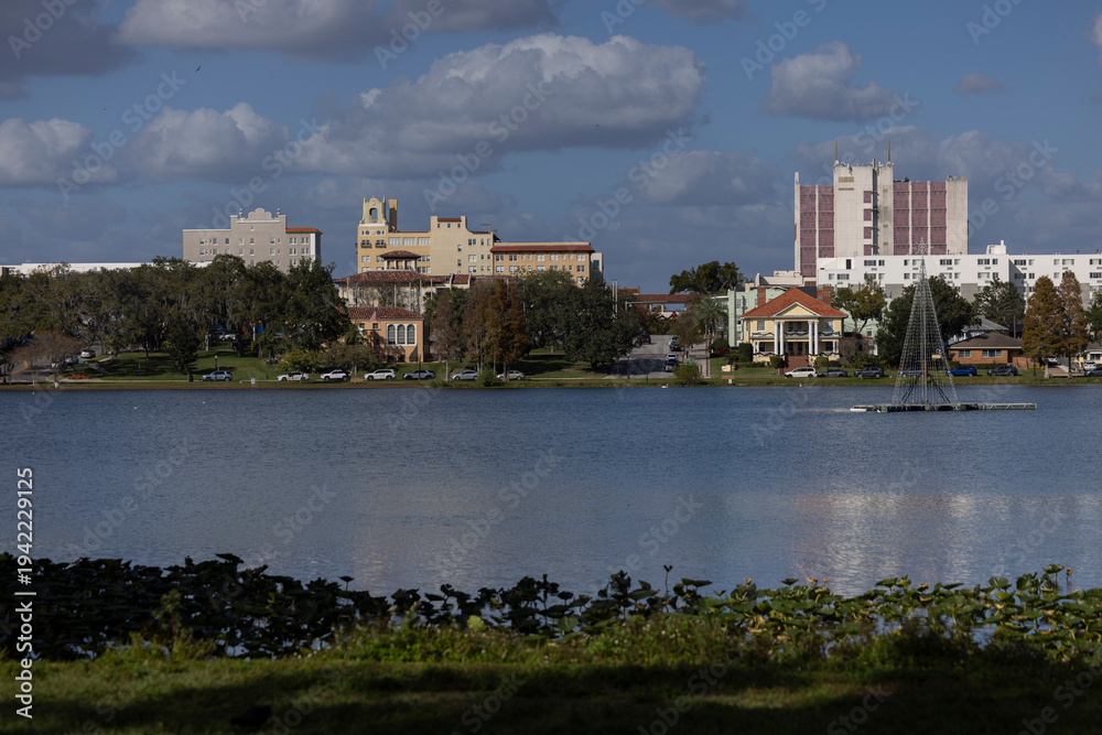 Obraz premium The historic skyline rises above Lake Morton in Lakeland, Florida, USA.