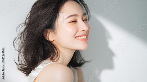 清潔感と透明感のあるみずみずしい白い肌の女性の横顔。 美容、スキンケア、素材