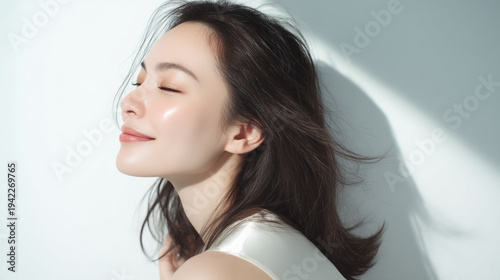 清潔感と透明感のあるみずみずしい白い肌の女性の横顔。 美容、スキンケア、素材
