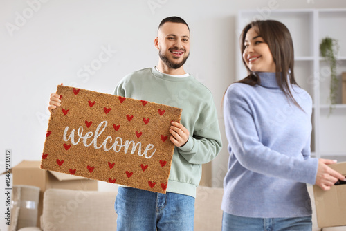 Young couple with doormat i...