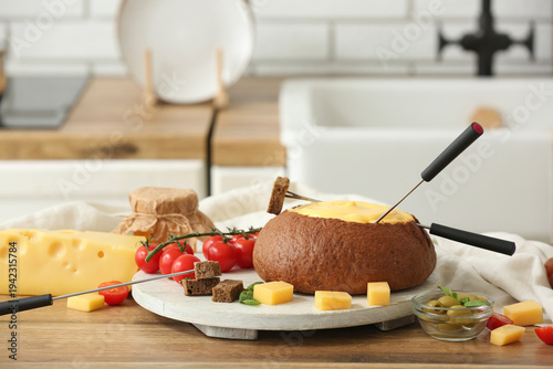 Cheese fondue in bread, tom...