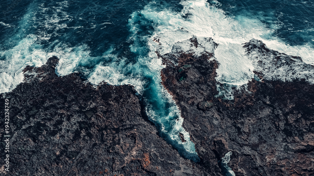 Obraz premium Waves Crashing on Rocky Shore in Lanzarote, Canary Islands