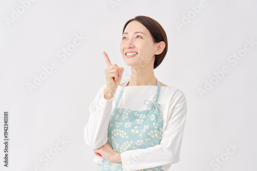 Canvas Print エプロンを着た女性　ひらめく　白背景