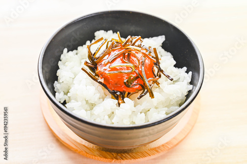 ご飯にのせた卵黄の塩麹漬け