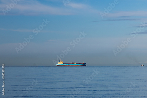 Foto Large blue cargo ship tanker anchored in the harbor waters at Iona Beach Regiona