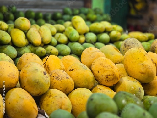 Canvas Print Ripe mangoes selling in a market in Bangladesh