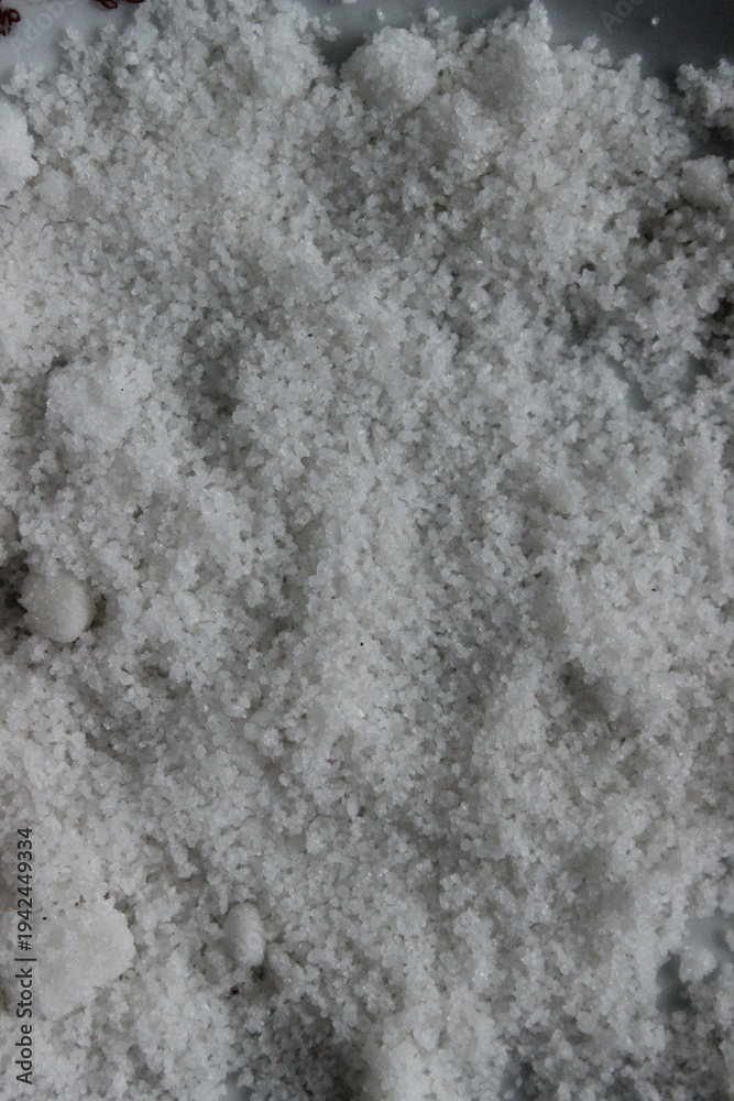 Obraz premium Close up of white sea salt crystals texture, mineral powder background.