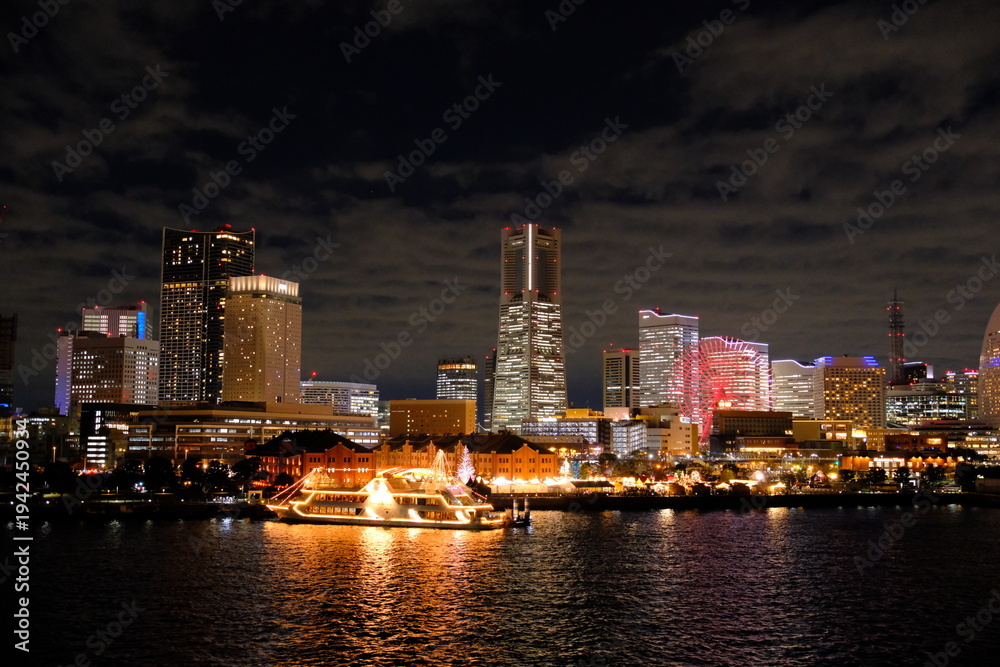 Obraz premium 大桟橋から望む横浜港の夜景 神奈川県