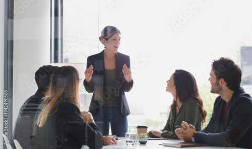 Foto Happy, woman and presentation for team, boardroom and pitch for group, talking and financial growth