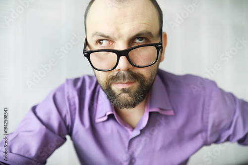 Foto A cross-eyed bearded man is looking into the frame