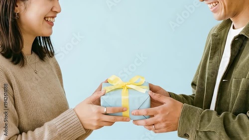 ギフトボックスを差し出す男女の手元アップ
