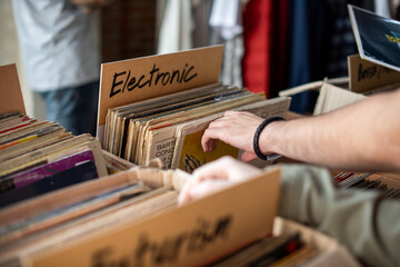 Fotobehang Muziekwinkel Bladeren door vinylplatencollectie  © Rawpixel.com