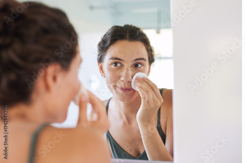 Φωτογραφία Mid adult woman removing make up with cotton pad