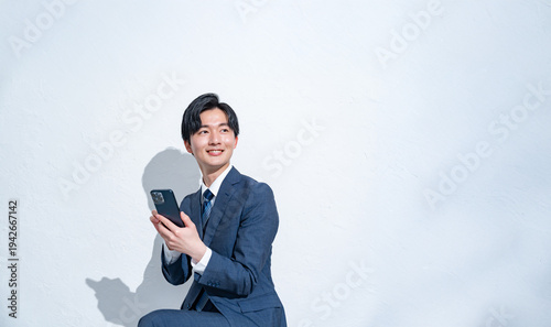 Naklejka 携帯を持つ若手サラリーマン男性